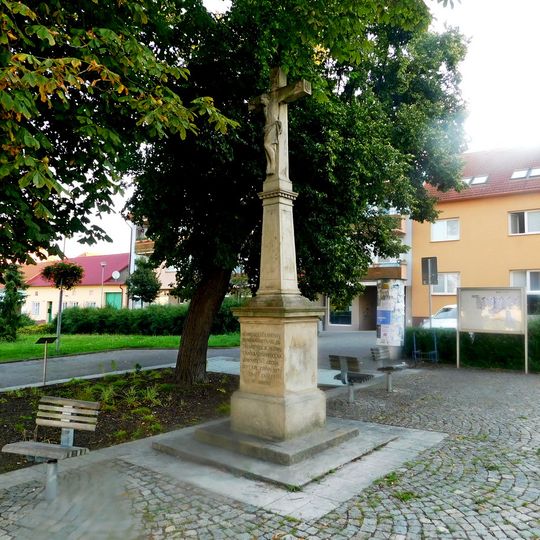 Kříž u kostela svatého Michaela v Otrokovicích