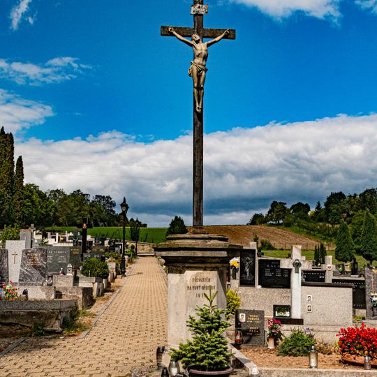 Kříž na hřbitově v Rájci-Jestřebí