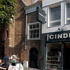 Poort met overbouwing waarin een venster en kap die een geheel vormt met die van nr 29