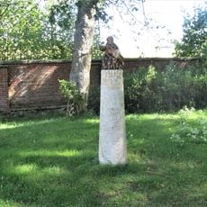 Sloup zastavení XIII. na křížové cestě v parku kláštera v Teplé