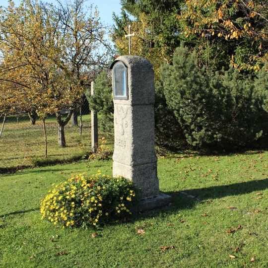 Boží muka u obecního úřadu v Bílém Potoce