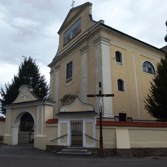 Kříž v Bohuslavicích před kostelem Nejsvětější Trojice