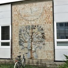 Sluneční hodiny na škole v Kostomlatech nad Labem