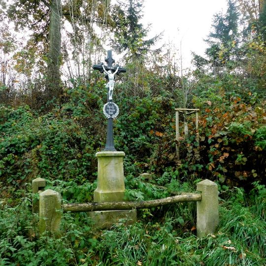 Kříž na rozcestí polních cest jihovýchodně od Kochánova