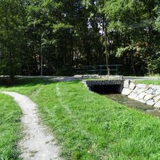 Most ulice V Šáreckém údolí přes Šárecký potok na začátku revitalizovaného úseku pod Zlatnicí