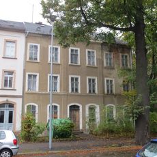 Mietshaus in geschlossener Bebauung konzipiert, mit Vorgarten Neefestraße 20