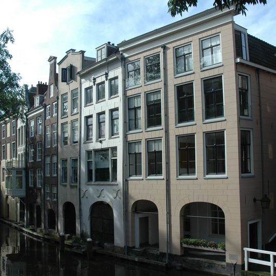 Pand met dubbele lijstgevel aan de Oudegracht zijde