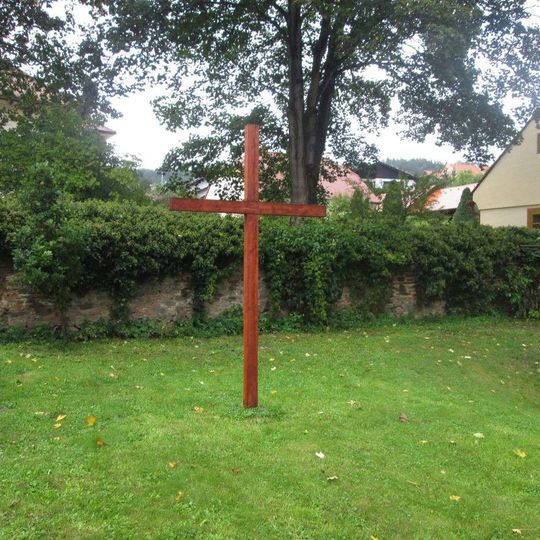 Kříž v zahradě v Plasích v Žebnické ulici