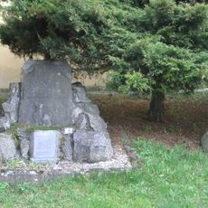 Pamětní kámen východně od kostela v Katovicích