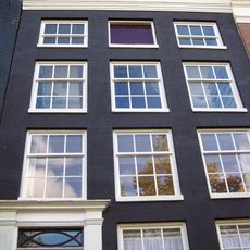 Huis met gevel met rechte lijst en deurpartij