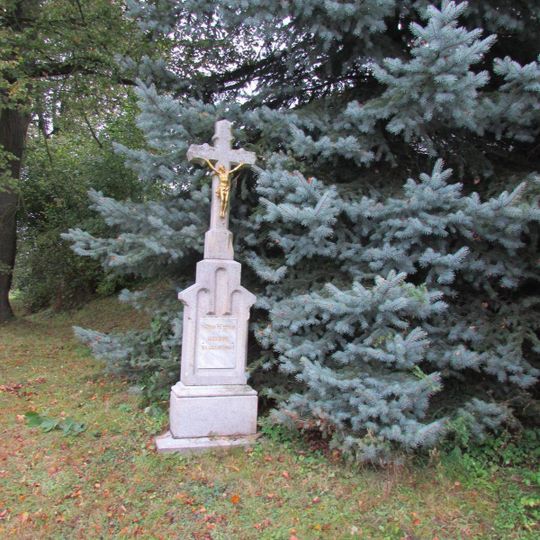 Kříž před kostelem Jména Panny Marie ve Vyskytné