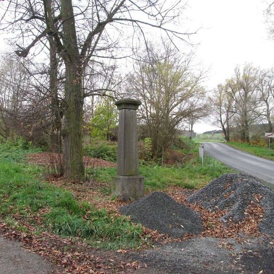 Kříž u Vřeskovic na rozcestí