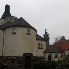 Einzeldenkmale der Sachgesamtheit Friedhof und Krematorium Zittau: Krematorium mit einem Nebengebäude sowie Einfriedung mit Torpfeilern (siehe auch Sachgesamtheitsdokument Obj. 09301919) Görlitzer Straße 55b
