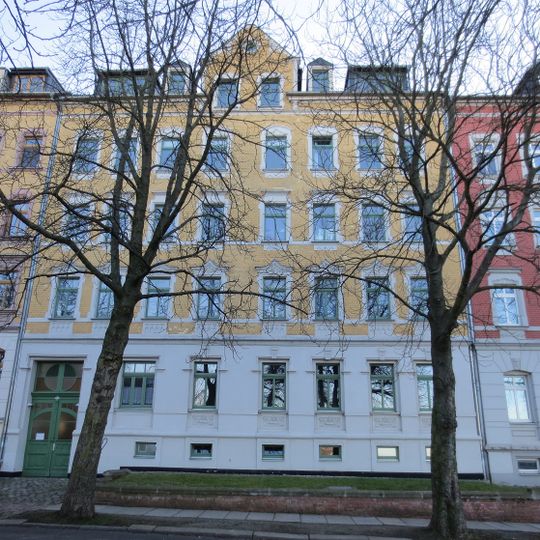 Mietshaus in geschlossener Bebauung mit Vorgarten Hilbersdorfer Straße 62