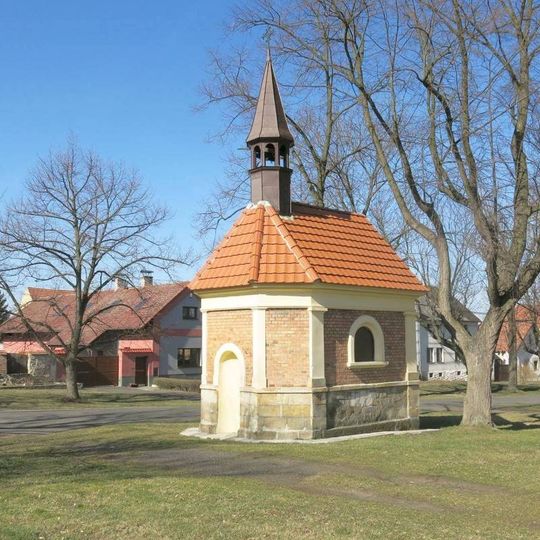 Kaple na návsi v Doníně