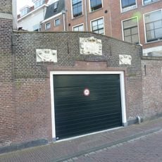 Gevelstenen bij Oude Vest 241, Leiden