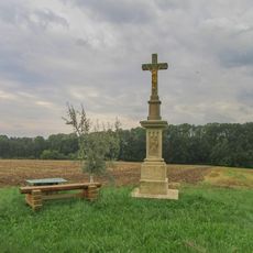 Kříž u Choliny vedle polní cesty