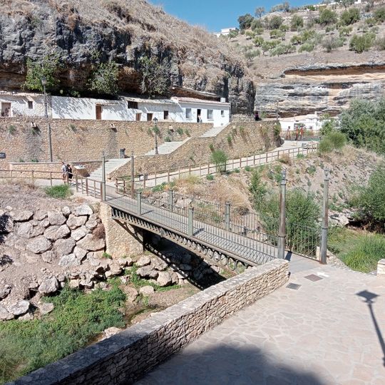 Puente en Setenil sobre el Río Trejo