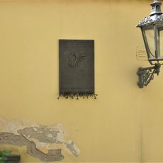 Pamětní deska Občanského fóra na ohradní zdi areálu muzea v Čelákovicích