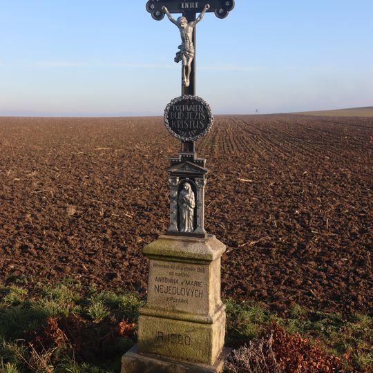 Kříž u silnice severně od Okrašovic