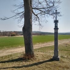 Kříž u cesty k tábořišti