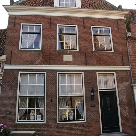 Dwarshuis met verdieping boven puibalk