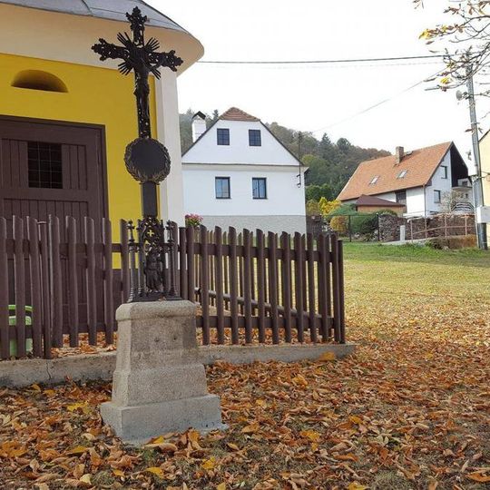 Kříž u kapličky na Jivině