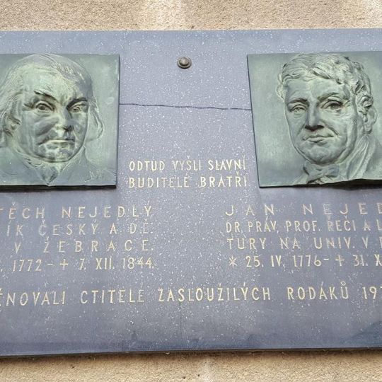 Pamětní deska bratrů Nejedlých na náměstí v Žebráku