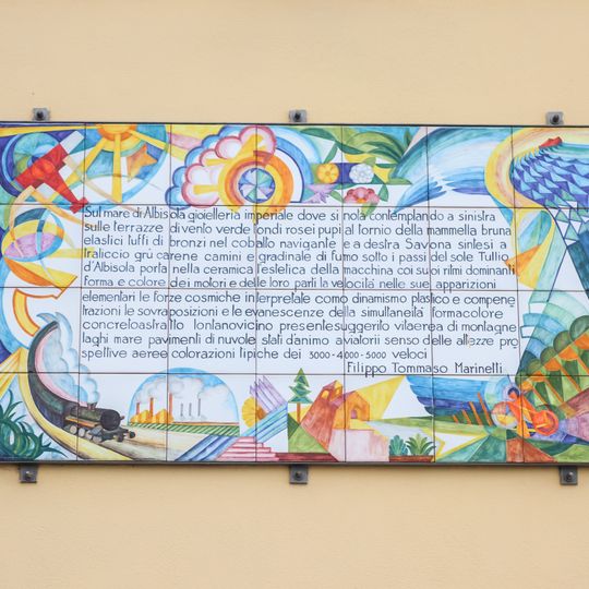 Pannello ceramico in ricordo del movimento futurista