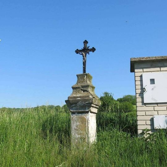 Kříž za železniční tratí v Dobkovičkách