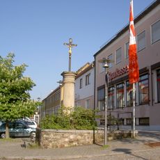 Säule mit Kruzifix