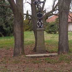 Kříž pod Bábou v zahradě