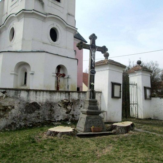 Kříž v Těchonicích před kostelem