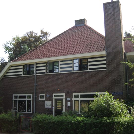 Dokterswoning, vrijstaand, bouwstijl Amsterdamse School , onderdeel van een serie samen met onderwijzerswoningen in Tuindorp Oostzaan