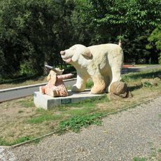 Socha Maxipes Fík s Ájou na nábřeží v Kadani