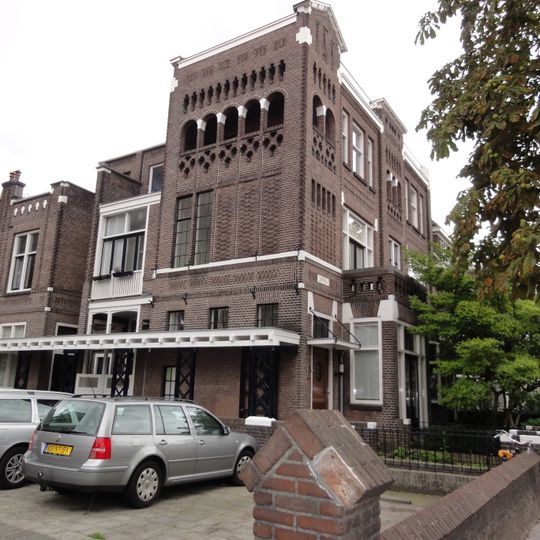Dubbel herenhuis met hekwerk