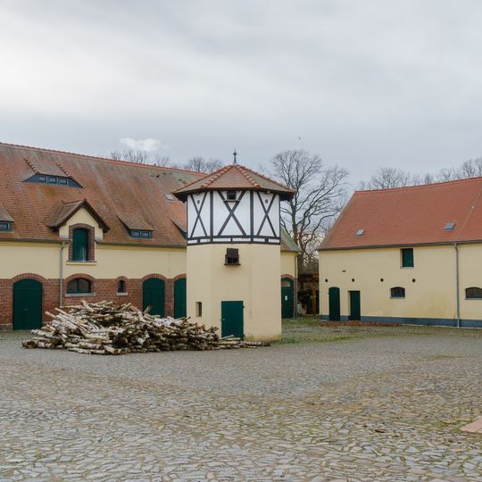 Wohnhaus, zwei Seitengebäude, Hofpflaster, Einfriedungsmauer, Schornstein der Brennerei und Taubenturm eines Ratsgutes Canitz 10