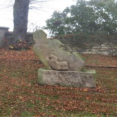 Kamenná plastika v Sokolském parku v Dolním Slivně (2)