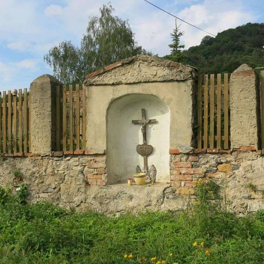 Kříž u studánky na návsi v Režném Újezdě