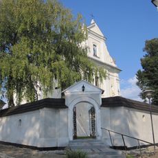 Mur obronny wokół cmentarza z bramkami