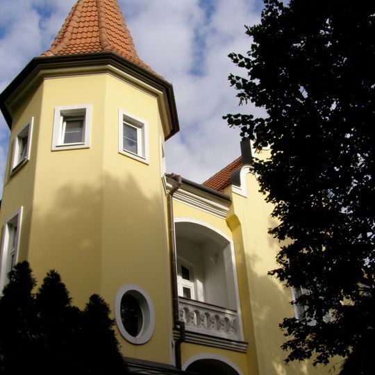 Vila so záhradou, vila