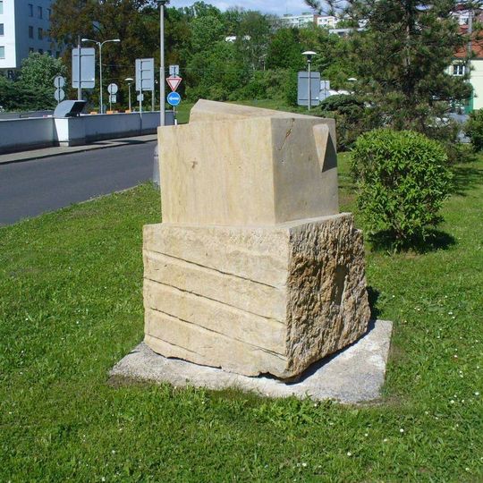 Kamenná plastika u vjezdu do Masarykovy nemocnice
