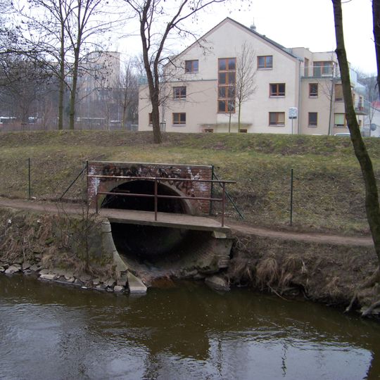 Lávka stezky podél Rokytky přes ústí kanalizace u Hrdlořezské ulice