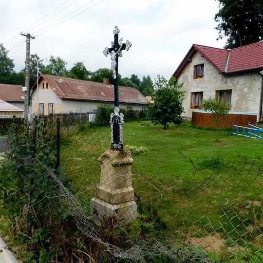 Kříž v zahradě domu čp. 9 v Krasoňově