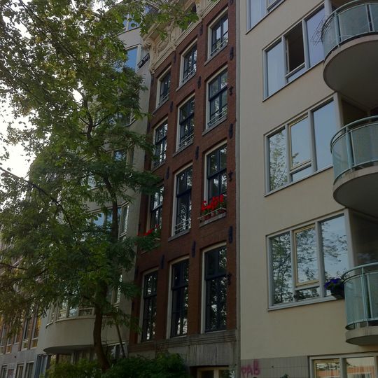 Pand met gevel onder rechte gesneden lijst met consoles