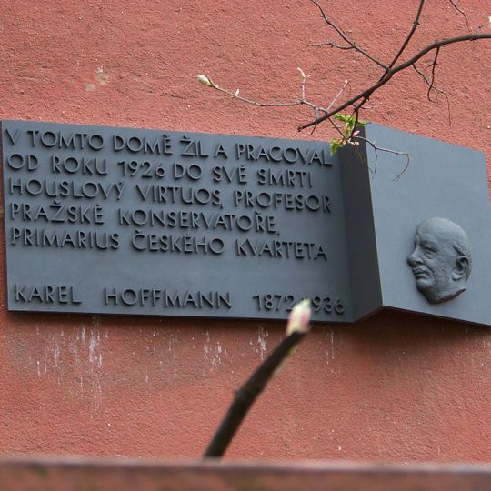 Pamětní deska Karla Hoffmanna na domě Lopatecká 204/7 v Praze