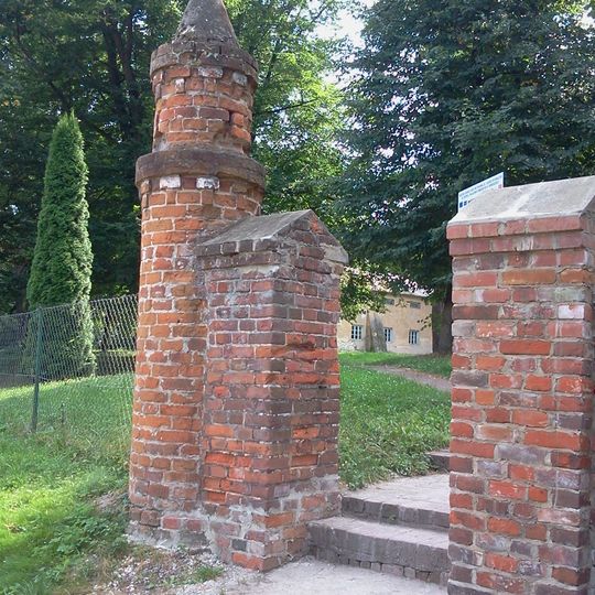 Pozostałości ogrodzenia z neogotyckimi słupami