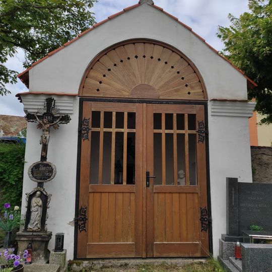 Kaplička ve Skočicích ve hřbitovní zdi