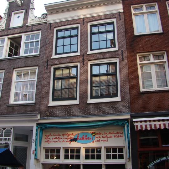 Pand met gevel onder rechte lijst