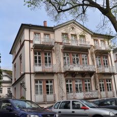 Villa und Nebengebäude